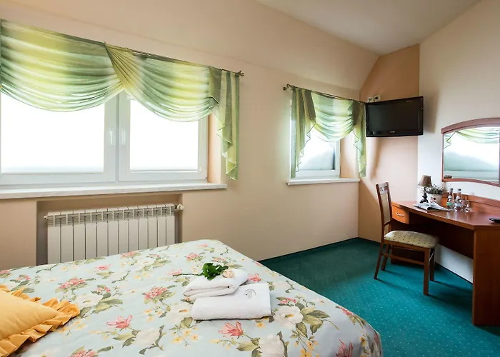 住宿加早餐酒店 Oberza Pod Roza Restauracja, Sauny, Jacuzzi 新塔尔格